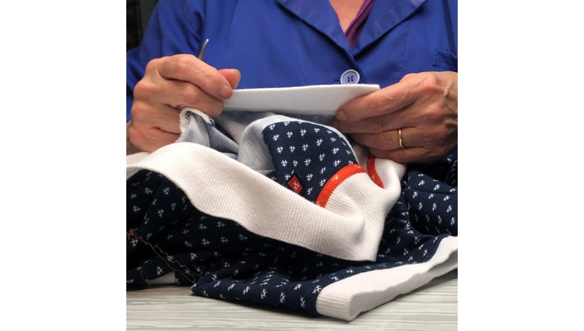 Importància i beneficis de vestir amb roba sostenible d’home fabricada a Catalunya